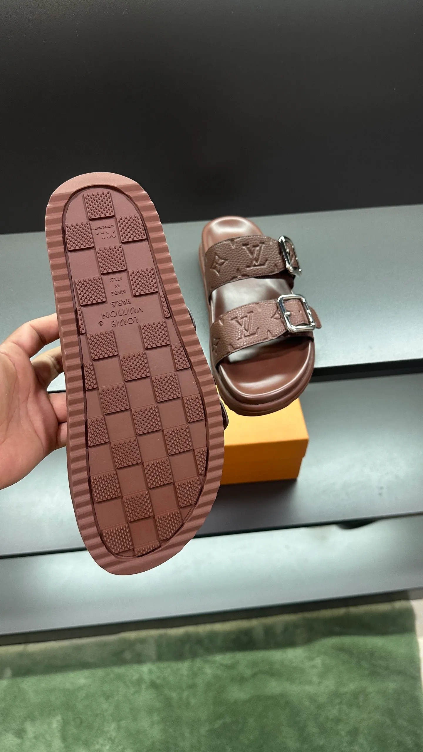 P320 🔍Top purchasing agent LV men's spring and summer slippers counter synchronized. The uppers are made of cowhide fabric imported from Italy, with logo graphics and high-quality craftsmanship. The soles are: original soles specially provided by the original factory. Exclusive molded soles are super comfortable. Original factory follow-up orders. 🔍🔍High quality. You can enter and exit the counter at will. Welcome to compare. Size 38-45